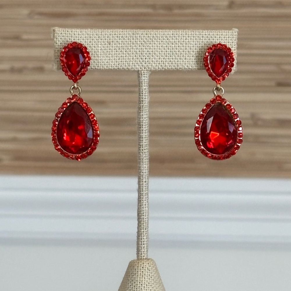 Stunning red stone teardrop earrings.  Super luxe.
NEVER WORN